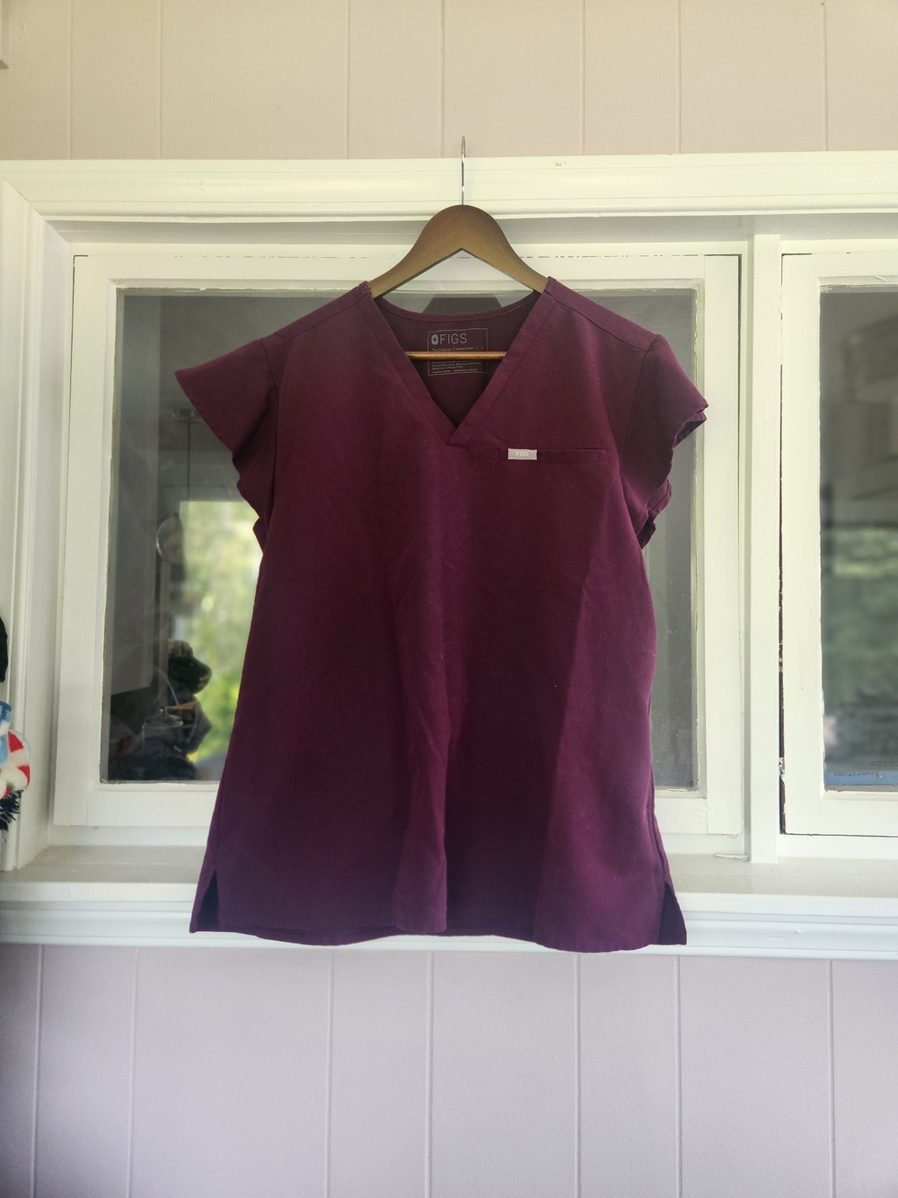 FIGS Women's V-Neck Scrub Set